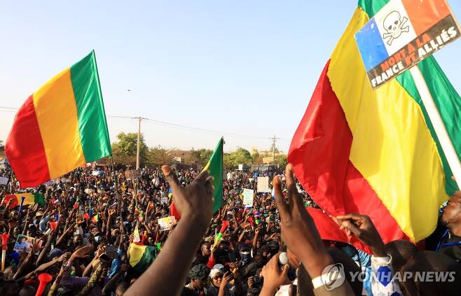 2022년 아프리카 말리에서 열린 시위에서 한 참가자가 '프랑스와 그 동맹국들에 죽음을'이라는 구호가 적힌 팻말을 들고 있다. 
[EPA 연합뉴스 자료사진. 재판매 및 DB 금지]
