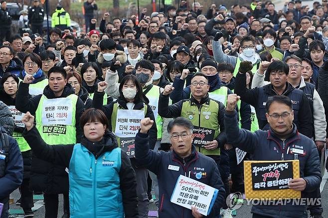 "50인 미만 적용유예 연장 폐기하라!" (서울=연합뉴스) 박동주 기자 = 5일 오후 서울 국회 인근에서 '중대재해처벌법 개악 중단 촉구
민주노총 결의대회'가 열리고 있다. 2023.12.5 pdj6635@yna.co.kr