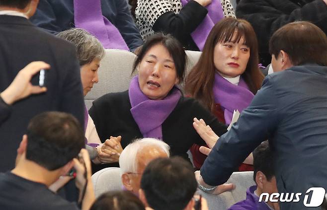 10.29 이태원 참사 유가족들이 9일 오후 서울 여의도 국회 본회의장에서 열린 제411회 국회(임시회) 제4차 본회의에서 오열하고 있다. 2024.1.9/뉴스1 ⓒ News1 임세영 기자