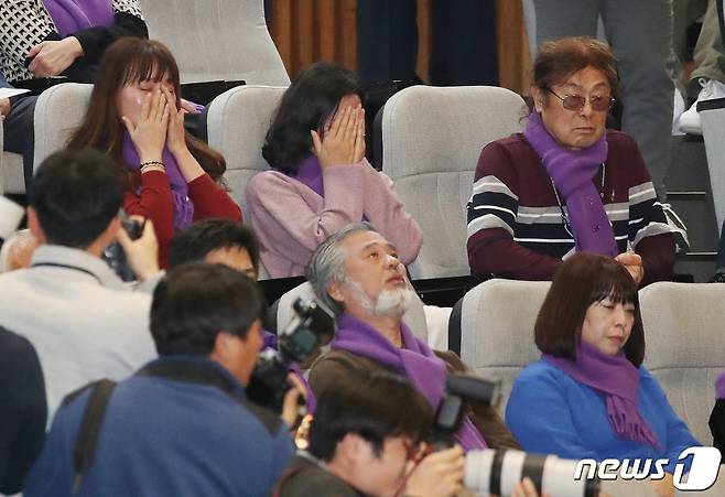 9일 오후 서울 여의도 국회 본회의장에서 열린 제411회 국회(임시회) 제4차 본회의에서 10.29 이태원 참사 유가족들이 10.29 이태원 참사 진상규명과 재발 방지를 골자로 한 이태원 참사 특별법 수정안이 가결되자 눈물을 흘리고 있다. 2024.1.9/뉴스1 ⓒ News1 임세영 기자