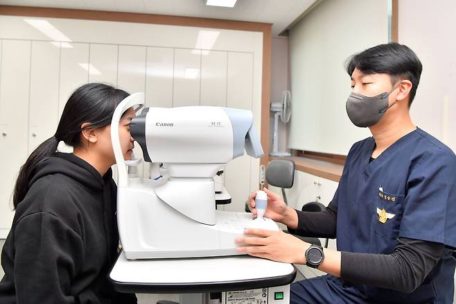 공군항공우주의료원에서 '자동시력측정기'를 통해 굴절률을 검사하는 모습.(공군 제공)