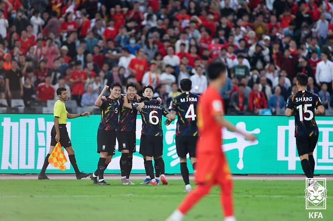 대한민국 축구대표팀 손흥민이 21일 중국 선전 유니버시아드 스포츠센터 경기장에서 열린 2026 FIFA 북중미 월드컵 아시아 지역 2차 예선 C조 조별리그 대한민국과 중국의 경기에서 페널티킥으로 선제골을 넣은 후 동료 선수들과 기뻐하고 있다. (대한축구협회 제공) 2023.11.21/뉴스1