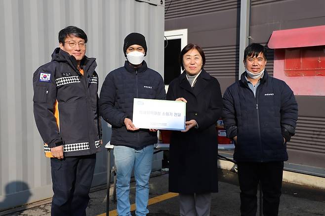 홍장표 경기북부소방재난본부장(사진 왼쪽)이 10일 양주시 홍죽산업단지를 방문해 소화기와 주택용 화재경보기를 전달하고 있다.(경기북부소방재난본부 제공)/뉴스1