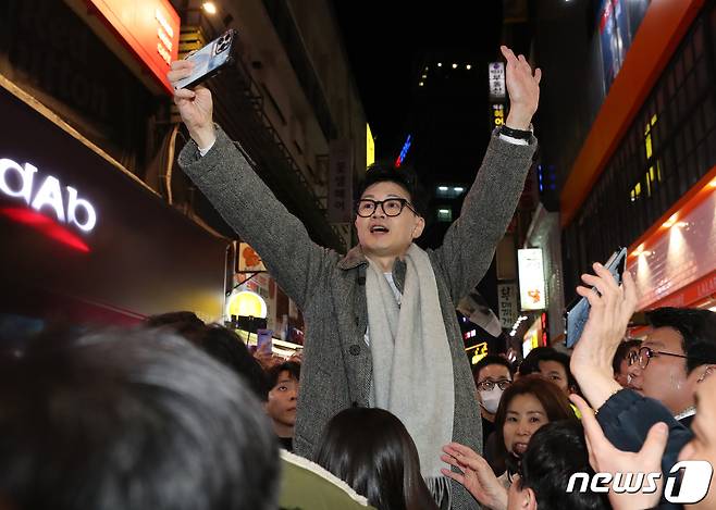 한동훈 국민의힘 비상대책위원장이 10일 오후 부산 중구 남포동 비프(BIFF) 광장을 찾아 지지자들에게 인사하고 있다. 2024.1.10/뉴스1 ⓒ News1 윤일지 기자