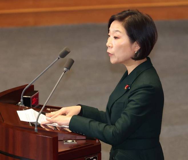 오영주 중소벤처기업부 장관이 9일 국회 본회의에서 인사말을 하고 있다.  [사진 제공=연합뉴스]