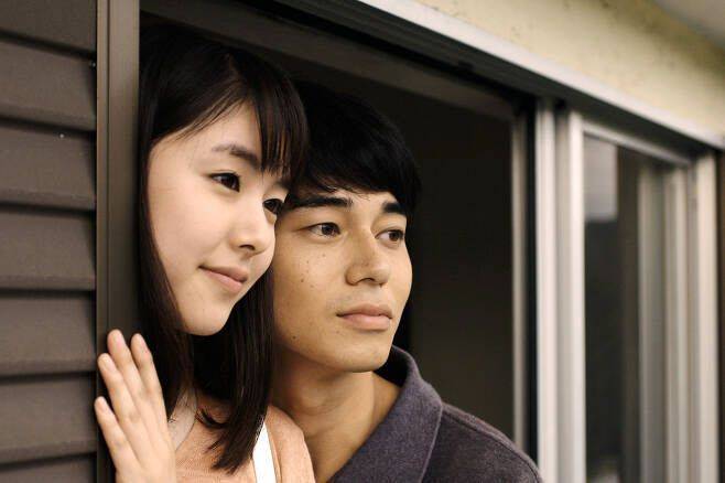 영화 '아사코'에 함께 출연한 히가시데와 카라타 에리카 [사진출처=영화 '아사코' 스틸사진]