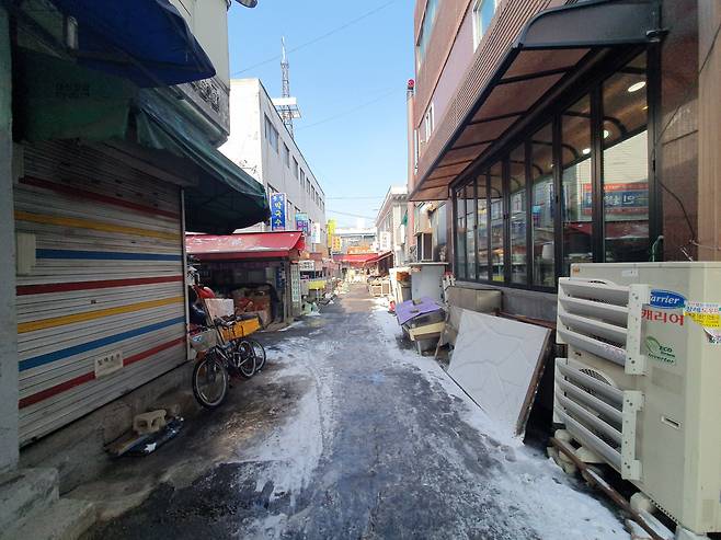 개 식용 금지법이 통과된 다음날인 10일 경기 성남 모란시장 개고기 판매 거리에 손님들이 없어 한산한 모습이다./강우석 기자