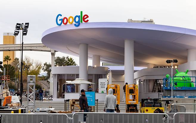 세계 최대 가전·IT(정보기술) 전시회 'CES 2024' 개막을 사흘 앞둔 6일(현지시간) 오후 미국 네바다주 라스베이거스 컨벤션센터에서 관계자들의 구글의 홍보 부스를 준비하고 있다. /뉴스1