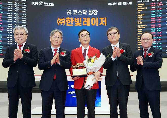 4일 오전 서울 영등포구 한국거래소에서 열린 한빛레이저 코스닥시장 상장기념식에서 상장기념패 전달 후 채남기 한국IR협의회 회장(왼쪽부터), 홍순욱 한국거래소 코스닥시장본부장, 김정묵 한빛레이저 대표이사, 곽봉석 DB금융투자 대표이사, 강왕락 코스닥협회 부회장이 기념촬영을 하고 있다./한국거래소 제공