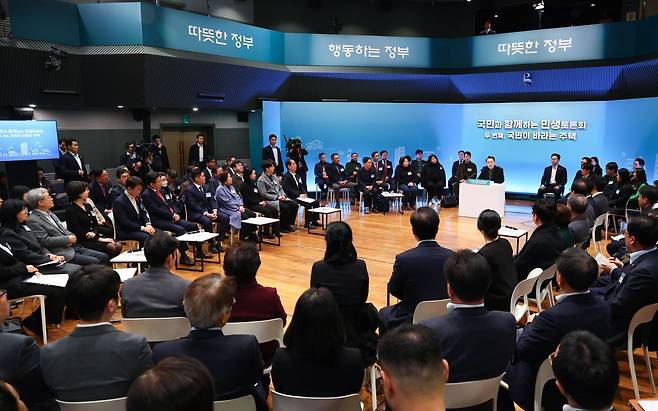 윤석열 대통령이 10일 경기 고양시 일산동구 고양아람누리에서 '국민이 바라는 주택'을 주제로 열린 국민과 함께하는 민생토론회에서 발언하고 있다. /연합뉴스