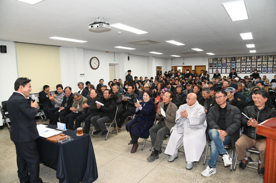 박정현 부여군수의 "2024 갑진년 찾아가는 동행콘서트'가 지난 9일 내산면에서 성황리에 개최됐다. 사진=부여군 제공