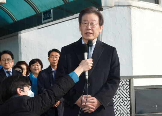 이재명 더불어민주당 대표가 10일 서울 종로구 서울대학교 병원에서 퇴원하며 발언하고 있다. 이 대표는 자택에서 당분간 치료를 이어갈 예정이다. <연합뉴스>