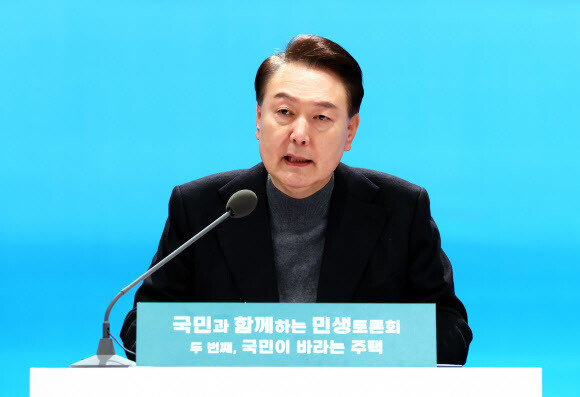 윤석열 대통령이 10일 경기 고양시 일산동구 고양아람누리에서 “국민이 바라는 주택”을 주제로 열린 국민과 함께하는 민생토론회에서 발언하고 있다. 연합뉴스