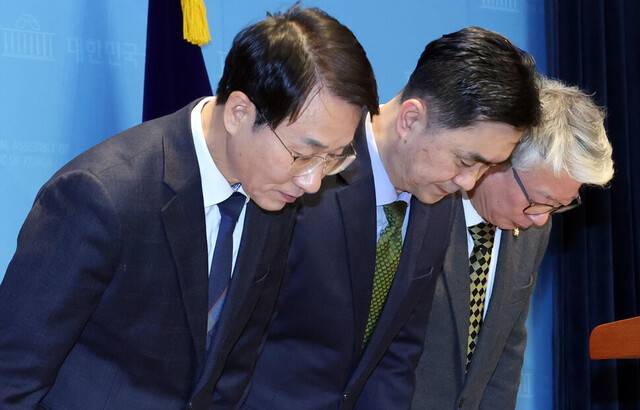 더불어민주당의 의견그룹인 ‘원칙과 상식’ 의원들이 10일 탈당 선언을 하기 위해 국회 기자회견장에 입장하고 있다. 왼쪽부터 김종민·이원욱·조응천 의원. 연합뉴스