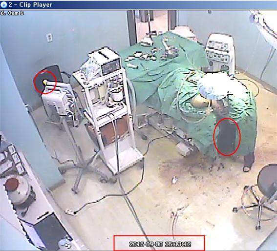 고 권대희씨 성형수술 직후 간호조무사가 홀로 지혈조치하는 모습이 찍힌 CCTV 장면. 시트가 권씨 피로 검붉게 물들었다. 한국일보 자료 사진