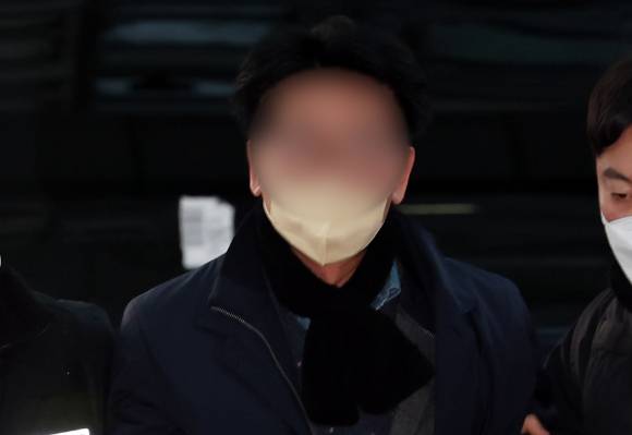 이재명 더불어민주당 대표에게 흉기를 휘두른 혐의로 체포된 60대 남성 김모 씨가 지난 2일 오후 부산 연제구 부산경찰청에 마련된 수사본부로 압송되고 있다. [사진=뉴시스]