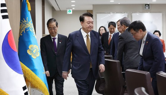 윤석열 대통령이 지난 9일 한덕수 국무총리(맨 왼쪽)와 함께 국무회의에 들어가고 있다. 윤석열 정권은 검사 출신을 제외하면 대통령실과 당을 경제 관료 출신이 다수 장악하고 있다. 대통령실사진기자단