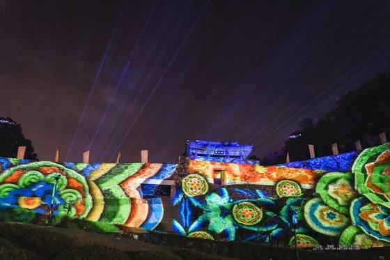 유네스코 세계문화유산인 백제역사지구 공주 공산성을 배경으로 펼쳐지는 미디어아트. 사진 문화재청