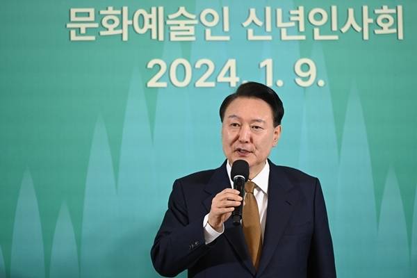 윤석열 대통령이 9일 서울 서초구 예술의전당에서 열린 2024 문화예술인 신년인사회에서 격려사를 하고 있다. 연합뉴스