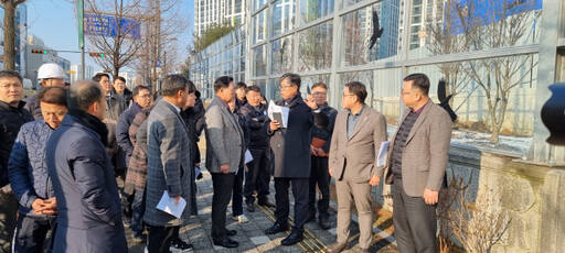 강수현 양주시장이 10일 옥정호수초교 공사현장을 방문, 아파트 입주민들로부터 요구하고 있는 민원에 대해 듣고 있다. 이종현기자