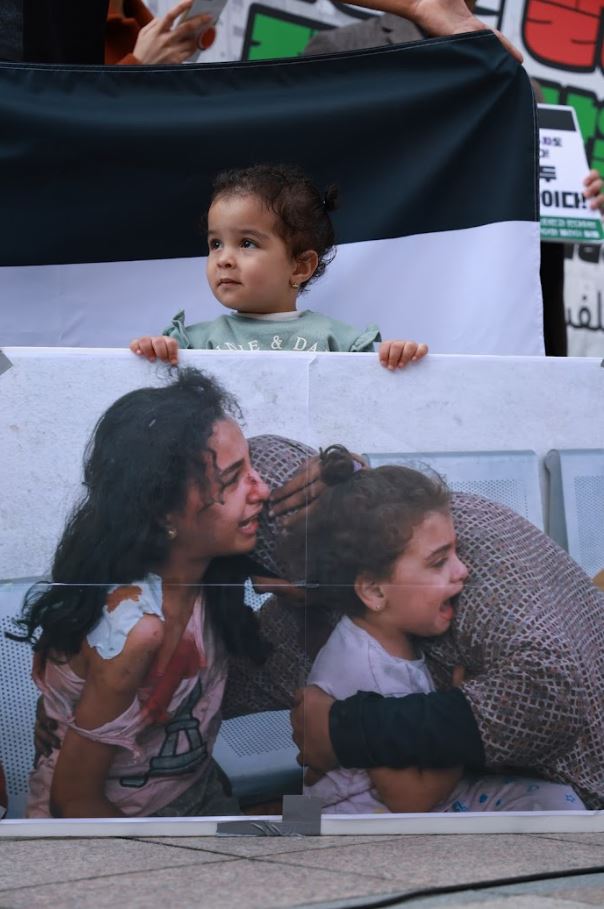 ▲지난해 10월22일 서울 중구 서울파이낸스빌딩 앞에서 열린 '이스라엘의 가자지구 집단학살을 규탄하는 긴급시위'에 아랍 어린이가 참가하고 있다. 사진=스튜디오알 제공