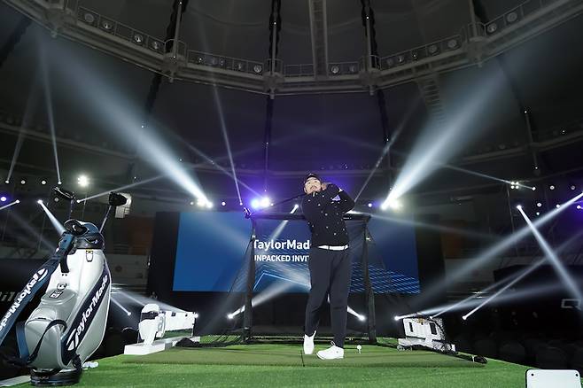 정찬민이 테일러메이드 ‘2024 UNPACKED INVITATIONAL 론칭쇼’에 서 드라이버 샷을 하고 있다