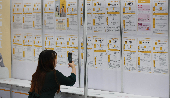 사진은 지난해 5월 22일 ‘2023 제1차 KB굿잡 우수기업 취업박람회’를 찾은 한 구직자가 채용 공고 게시판을 보고 있는 모습.(매경DB)