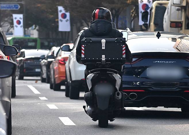 스타벅스가 자체 앱을 기반으로 배달 서비스를 강화한다. 사진은 배달 오토바이 모습. 임세준 기자