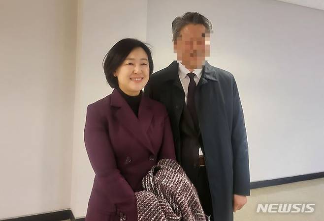 [부산=뉴시스] 이동민 기자 = 10일 오후 부산지법 253호 법정 앞에서 (왼쪽부터) 황보승희 무소속 의원(부산 중·영도구)와 사실혼 관계인 A씨가 취재진의 질문에 답하고 있다. 2024.01.10. eastsky@newsis.com