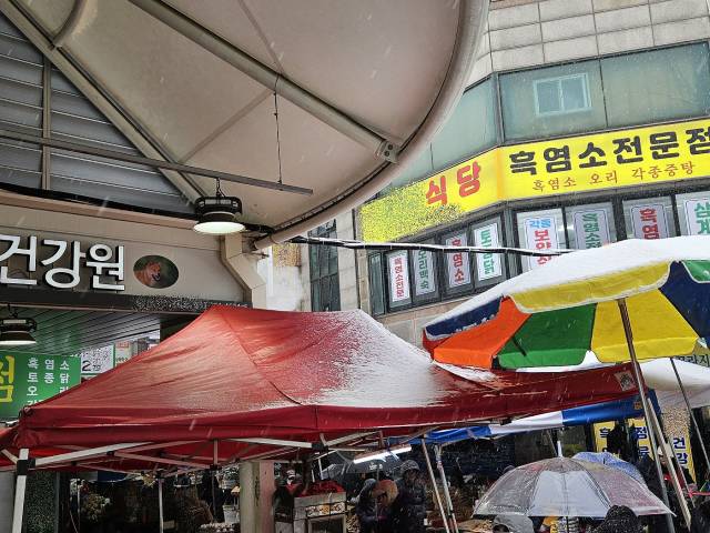 ▲'개 식용 금지법'이 국회 본회의를 통과한 9일 오후 경기도 성남 모란시장 풍경. 모란시장은 한때 전국 최대 개 시장으로 꼽혔던 곳으로 이 법안이 제정되면 시장 내 '개고기' 취급 점포가 문을 닫게 될 것으로 보인다. ⓒ연합뉴스