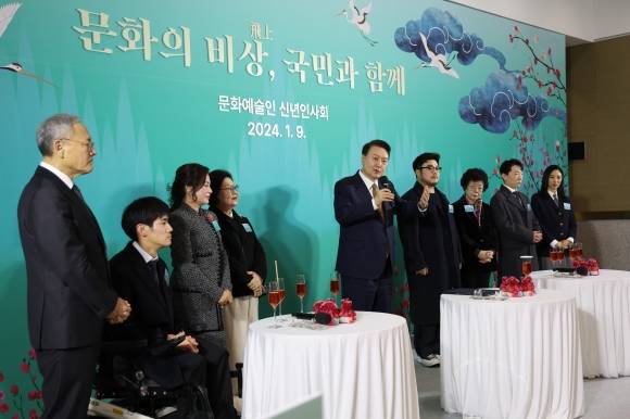 尹, 문화예술인 신년회 참석 - 윤석열 대통령이 9일 서울 서초구 예술의전당에서 열린 ‘2024 문화예술인 신년인사회’에서 격려사를 하고 있다. 윤 대통령의 문화예술인 신년인사회 참석은 지난해에 이어 두 번째다. 뉴시스