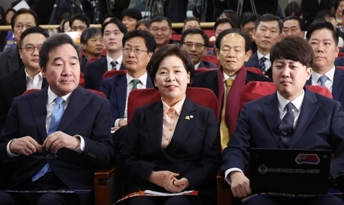 출판기념회에서 만난 이준석-이낙연 - 신당 창당을 추진 중인 이준석 전 국민의힘 대표(오른쪽부터)와 한국의희망 양향자 대표, 이낙연 전 더불어민주당 대표가 9일 국회 의원회관에서 열린 양 대표의 출판기념회에 나란히 앉아 있다.  연합뉴스