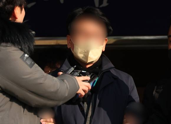 검찰로 송치되는 이재명 대표 습격범 - 이재명 대표를 흉기로 찌른 혐의를 받는 김모씨가 10일 오전 부산 연제경찰서에서 나와 검찰로 송치되고 있다. 경찰은 이날 오후 수사 결과를 발표한다. 2024.1.10 연합뉴스