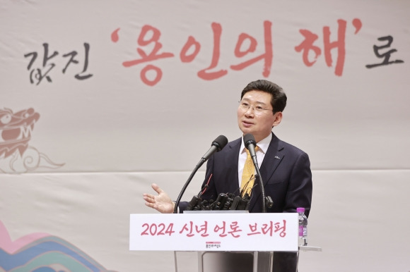 이상일 시장이 10일 오전 기흥구 기흥ICT밸리에서 열린 2024년 신년 언론브리핑에서 반도체클러스터 협력화단지에 29개 기업이 입주 의사를 밝히는 등 구체적인 성과에 대해 설명하고 있다.  용인시 제공