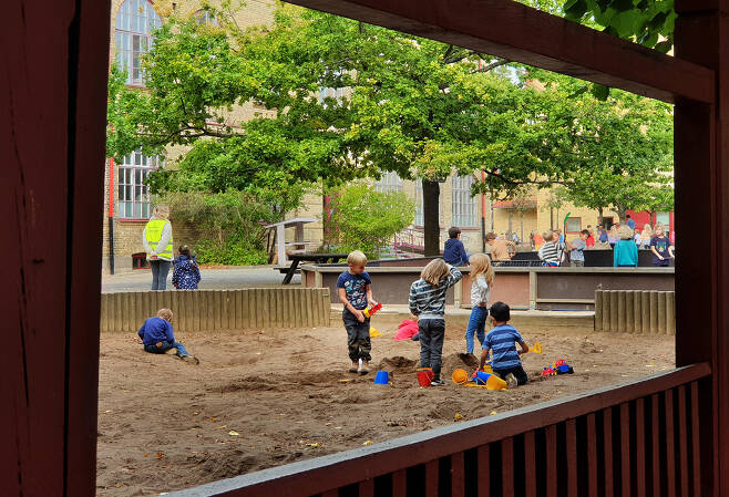 2022년 9월23일 스웨덴의 한 초등학교. 학교 놀이터에서 어린이들이 놀고 있다. ⓒ시사IN 김연희
