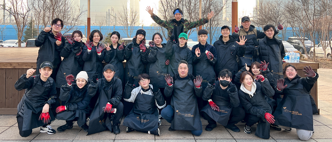 매니지먼트사 메이크스타의 배우와 임직원들이 연탄 나눔 봉사에 나선 현장에 모여 촬영한 단체 사진. 사진 메이크스타
