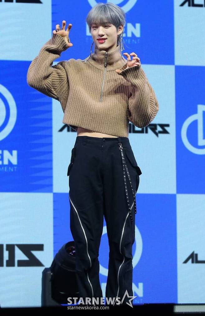 신인 그룹 올아워즈(ALL(H)OURS) 제이든이 10일 오후 서울 광진구 예스24 라이브홀에서 진행된 첫 번째 미니 앨범 'ALL OURS(올아워즈)' 발매 기념 쇼케이스에 참석해 포즈를 취하고 있다.  데뷔 앨범 'ALL OURS'에는 'Drift(드리프트)', '으랏차차(GOTCHA)', 'WAO WAO(와오 와오)', 'Racer(레이서)', 'ALL OURS(올아워즈)' 등 올아워즈의 거침없는 패기가 돋보이는 다섯 곡이 수록됐다. 2024.01.10 /사진=김창현