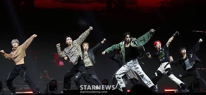 신인 그룹 올아워즈(ALL(H)OURS)가 10일 오후 서울 광진구 예스24 라이브홀에서 진행된 첫 번째 미니 앨범 'ALL OURS(올아워즈)' 발매 기념 쇼케이스에서 멋진 무대를 선보이고 있다.  데뷔 앨범 'ALL OURS'에는 'Drift(드리프트)', '으랏차차(GOTCHA)', 'WAO WAO(와오 와오)', 'Racer(레이서)', 'ALL OURS(올아워즈)' 등 올아워즈의 거침없는 패기가 돋보이는 다섯 곡이 수록됐다. 2024.01.10 /사진=김창현