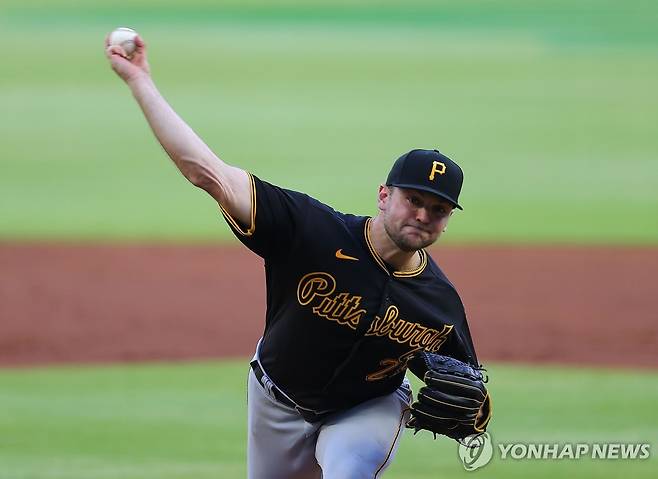 MLB 피츠버그에서 크로우가 2021년 던지던 장면  [게티이미지/AFP=연합뉴스 자료사진]
