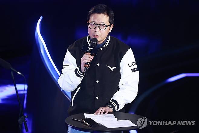 인사말 하는 이정훈 LCK 사무총장 (서울=연합뉴스) 진연수 기자 = 10일 오후 서울 종로구 LCK아레나에서 열린 2024 리그 오브 레전드 챔피언스 코리아(LCK) 스프링 개막 미디어데이에서 이정훈 LCK 사무총장이 인사말을 하고 있다. 2024.1.10 jin90@yna.co.kr