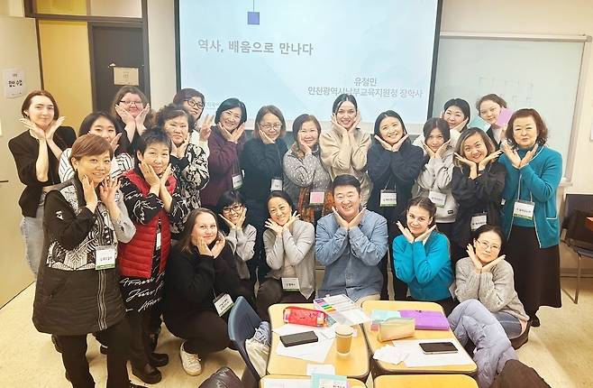 한국 초청 연수에 참가한 CIS지역 고려인 한국어교사 한국외국어대에서 지난 2∼9일 열린 'CIS지역 한국어 교사 초청 연수'에 참가한 고려인 교사들은 연수 기간 한국어·교수법을 배우고 한국 문화를 체험했다. [재외동포협력센터 제공]