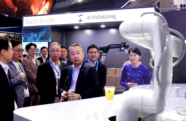 박정원 두산그룹 회장(가운데)과 박지원 그룹부회장(왼쪽)이 두산 부스에서 AI칵테일 로봇을 살펴보고 있다./사진=두산 제공