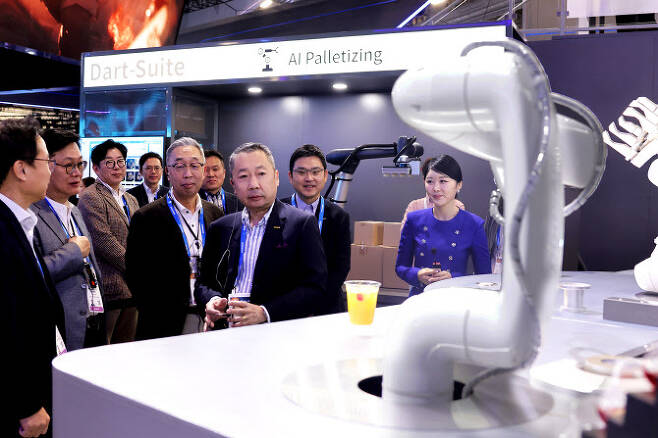 박정원 두산그룹 회장(가운데)과 박지원 그룹부회장(왼쪽)이 10일(현지시간) ‘CES 2024’가 열리는 미국 라스베이거스컨벤션센터를 찾아 두산 부스에서 AI칵테일 로봇을 살펴보고 있다.(사진=두산)