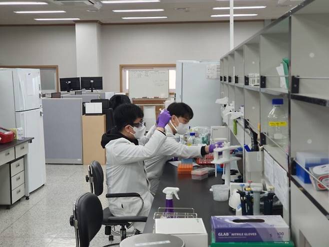 인투셀 연구원들이 현장 실험을 진행하고 있다. [사진=장자원 기자]