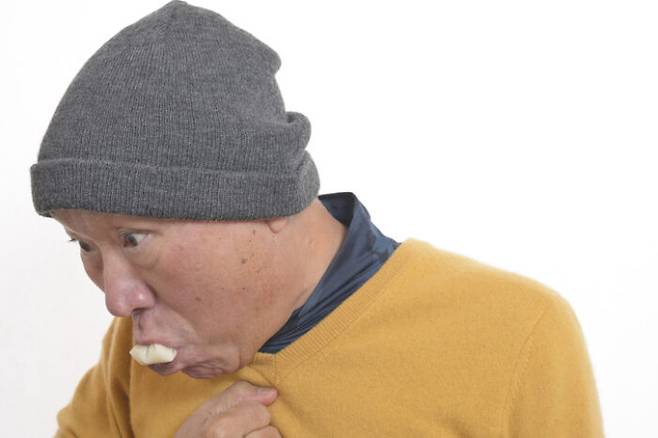 음식을 입에 △넣고 △씹고 △침으로 잘 섞고 △삼키는 과정 중 하나라도 어려운 상태라면 연하장애에 해당한다. [사진=게티이미지뱅크]