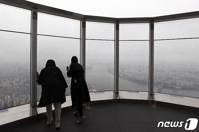 시민들이 구름 낀 하늘을 보고 있다. (사진은 기사 내용과 무관함) / 뉴스1 ⓒ News1