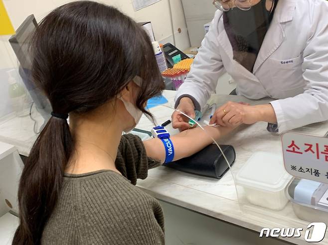 서울 관악구 보건소에서 한 청년이 건강검진을 받고 있다. (관악구 제공)