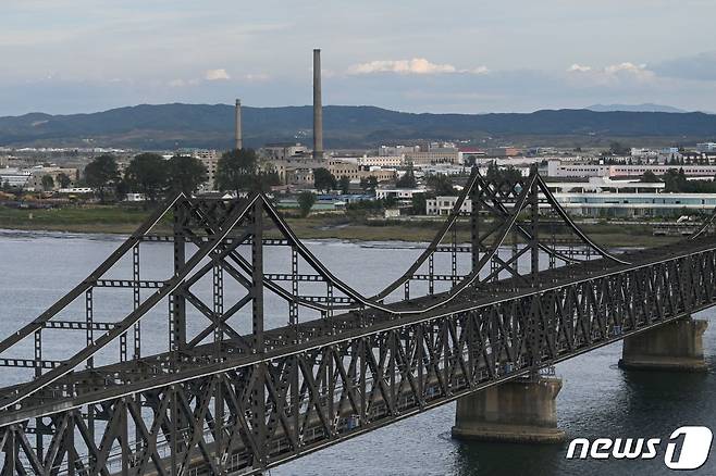 중국 랴오닝성 단둥시와 북한 신의주를 연결하는 '조중우의교'. ⓒ AFP=뉴스1 ⓒ News1 김기성 기자