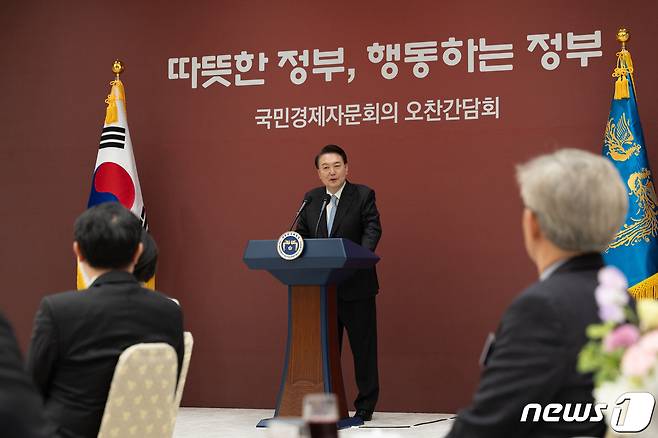 윤석열 대통령이 11일 용산 대통령실 청사에서 열린 국민경제자문회의 오찬 간담회에서 발언하고 있다. (대통령실 제공) 2024.1.11/뉴스1 ⓒ News1 오대일 기자