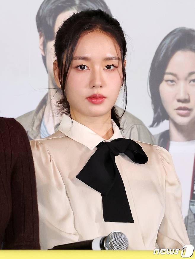 배우 안은진이 11일 오후 서울 용산구 CGV용산아이파크몰에서 열린 영화 ‘시민덕희’ 언론시사회에 참석해 취재진 질문을 경청하고 있다. '시민덕희'는 보이스피싱을 당한 평범한 시민 덕희(라미란 분)에게 사기 친 조직원 재민(공명 분)의 구조 요청이 오면서 벌어지는 통쾌한 추적극이다. 2024.1.11/뉴스1 ⓒ News1 김진환 기자